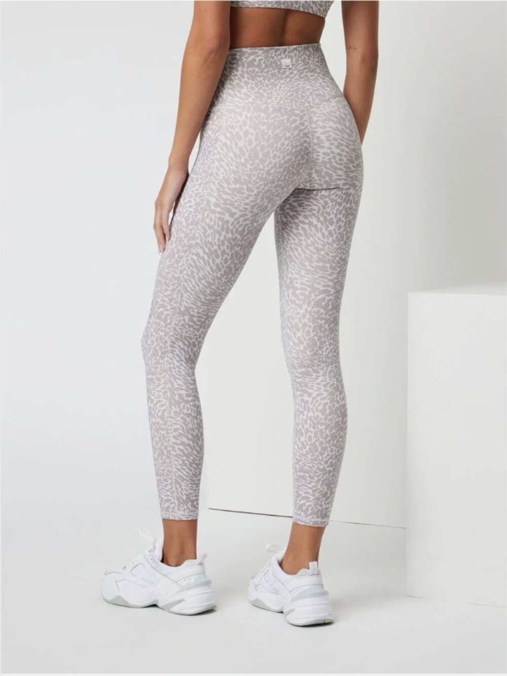 Vuori Women's Studio Pocket Leggings in Salt Blurred Torrent Size S